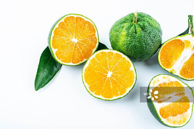 白背景上的新鲜青桔子果肉切片图片素材