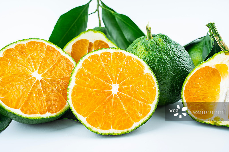 白背景上的新鲜青桔子果肉切片图片素材