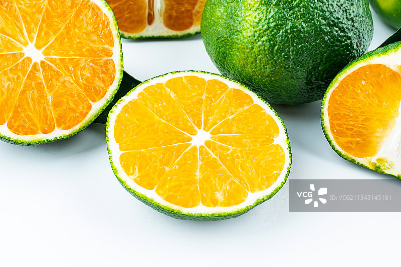 白背景上的新鲜桔子果肉切片图片素材