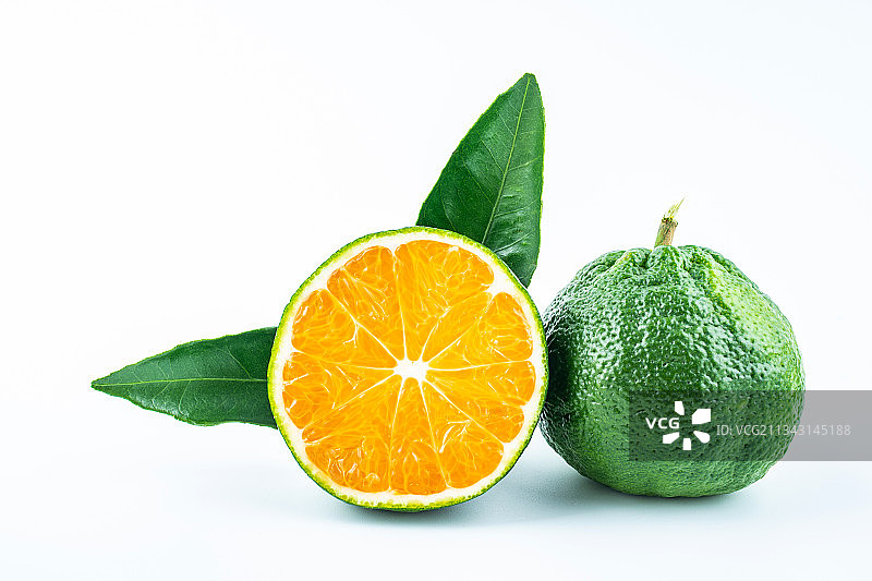 白背景上的新鲜青桔子果肉切片图片素材