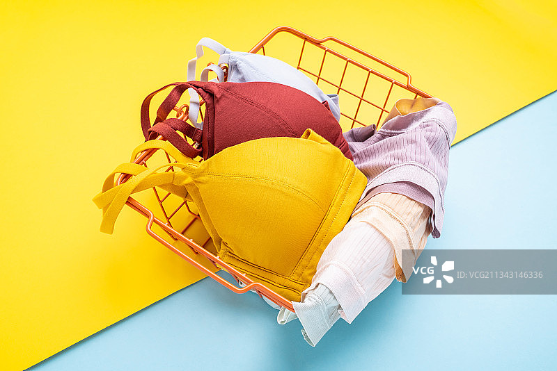 购物篮装满女装，女性消费购物概念图片素材