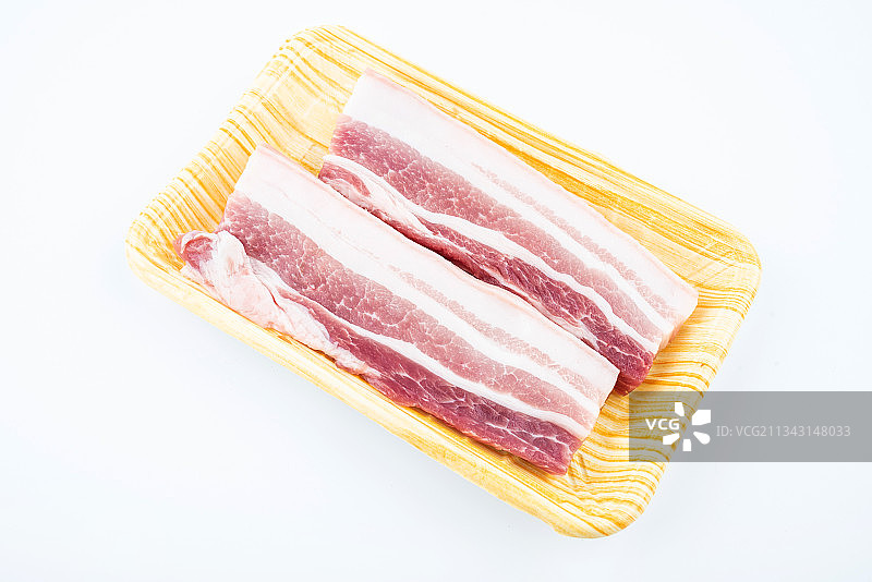 白背景上一盒新鲜五花肉图片素材