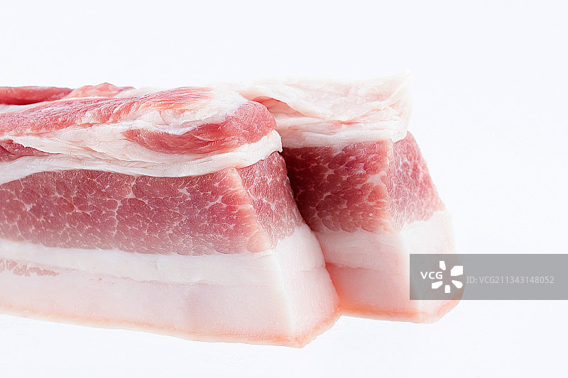 白背景上的新鲜猪肉五花肉图片素材