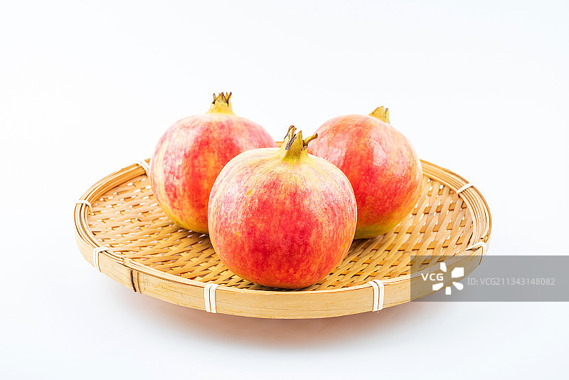 白背景上一盘新鲜水果石榴图片素材