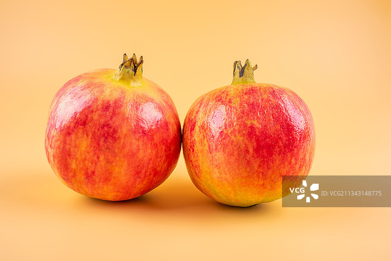 秋季成熟的美味石榴果图片素材