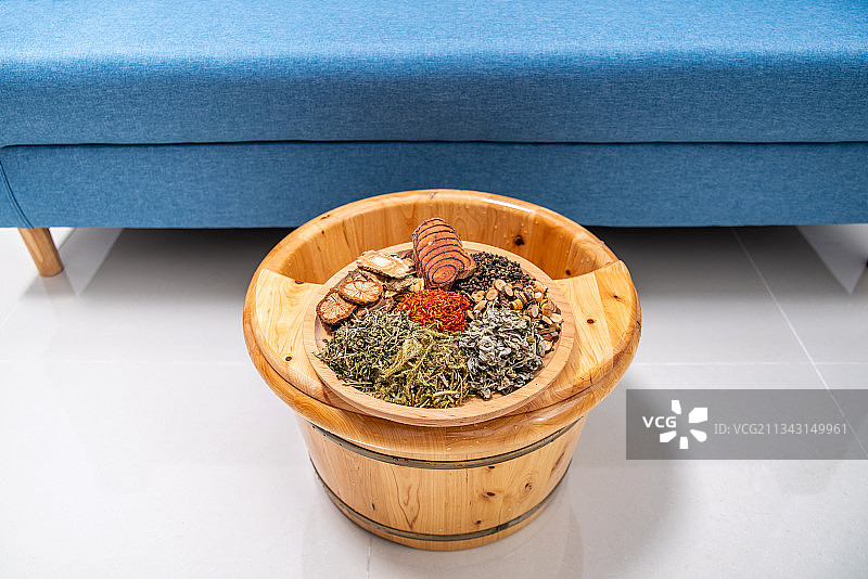 一桶足疗泡脚中药水图片素材