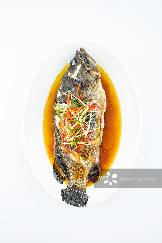 白背景上一碟粤菜清蒸石斑鱼图片素材