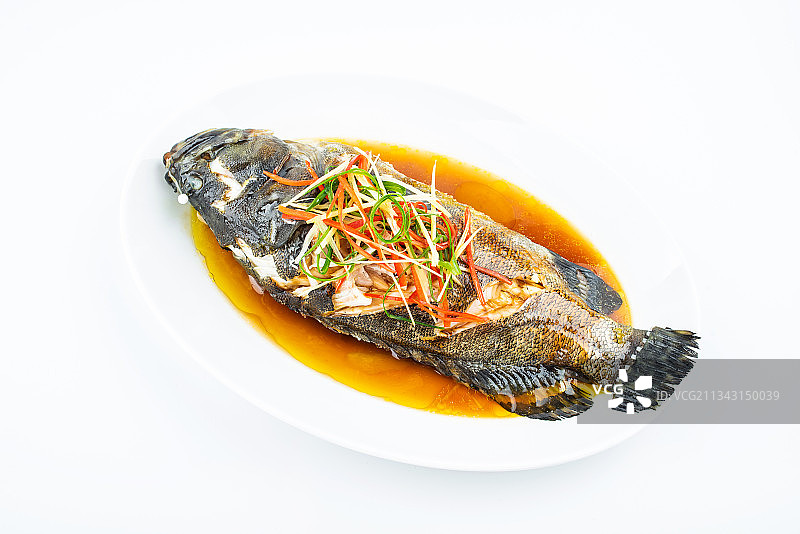 白背景上一碟粤菜清蒸石斑鱼图片素材