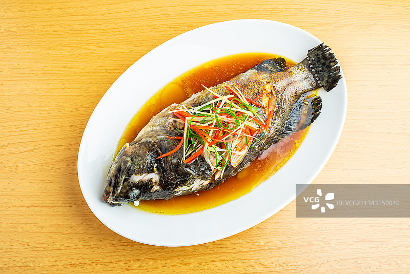 木桌上一碟粤菜清蒸石斑鱼图片素材