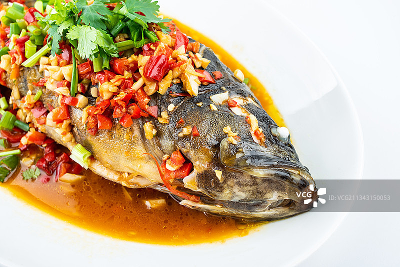 白背景上一碟中国菜红烧石斑鱼图片素材