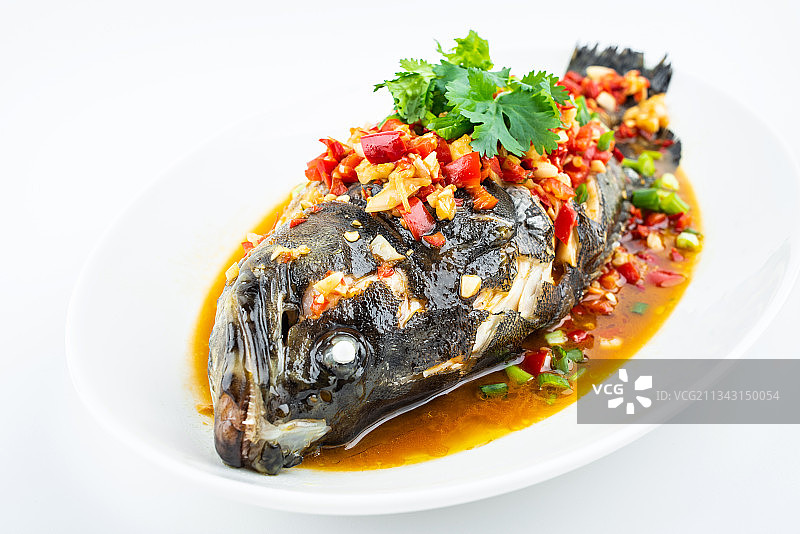 白背景上一碟中国菜红烧石斑鱼图片素材