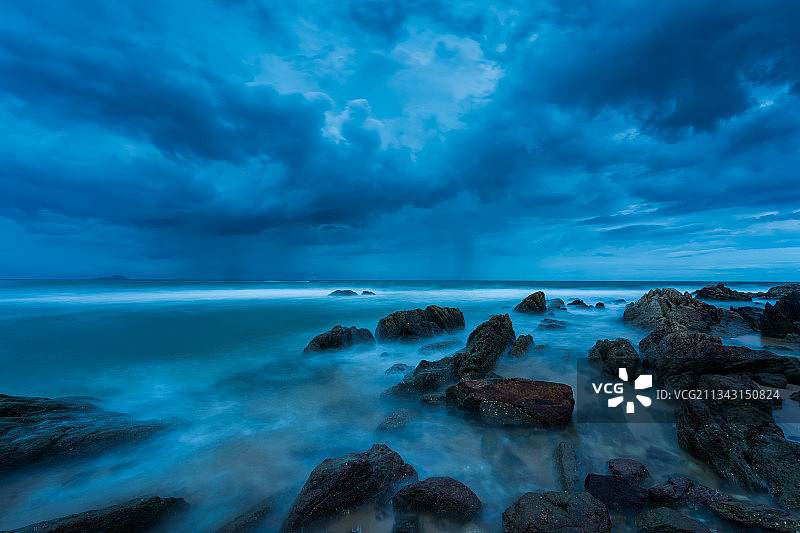 黄昏海边强对流天气图片素材