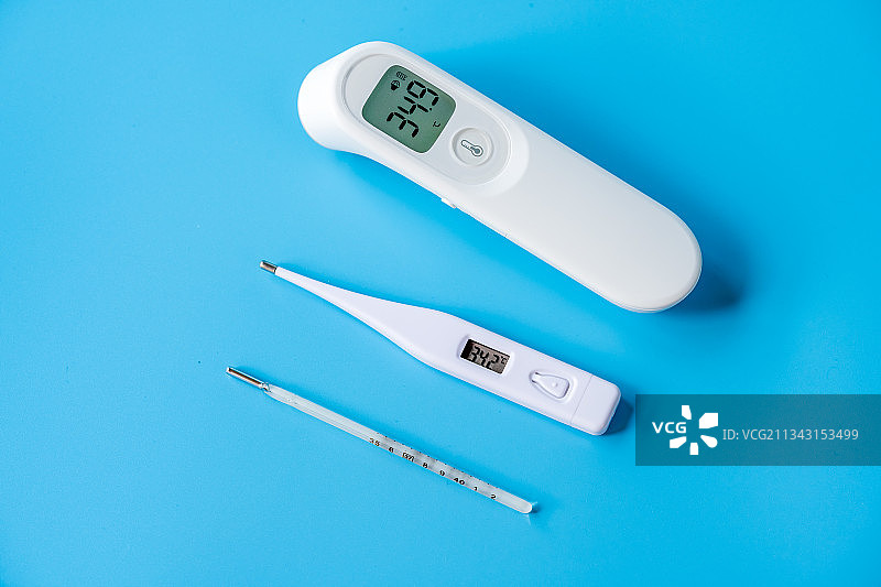 三种不同的体温计图片素材