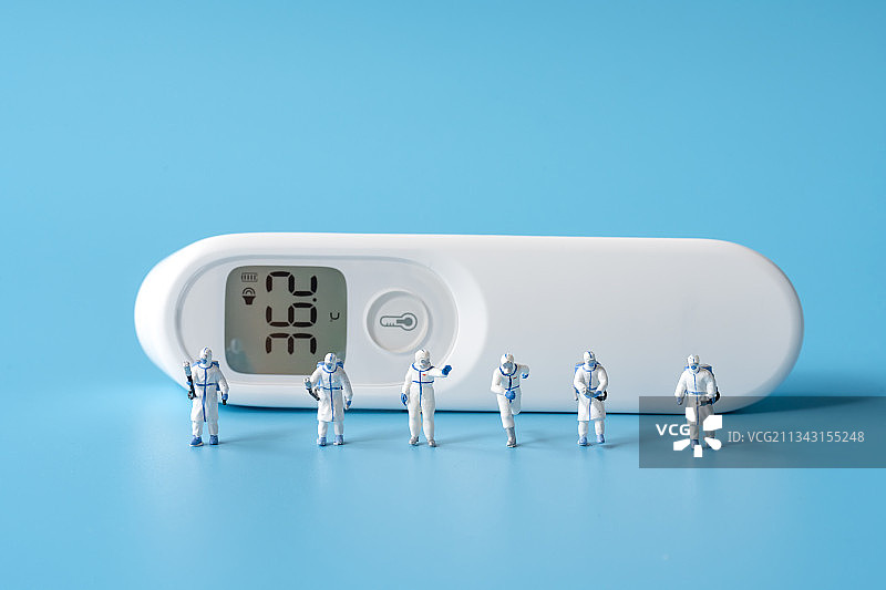 微缩摄影一群穿防防护的医护工作者图片素材