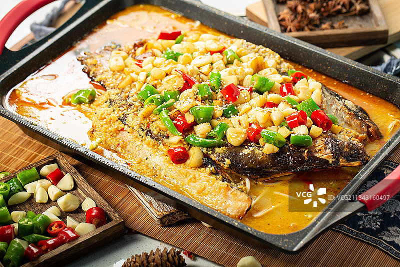 放在盘子里的蒜香味青花椒烤鱼图片素材