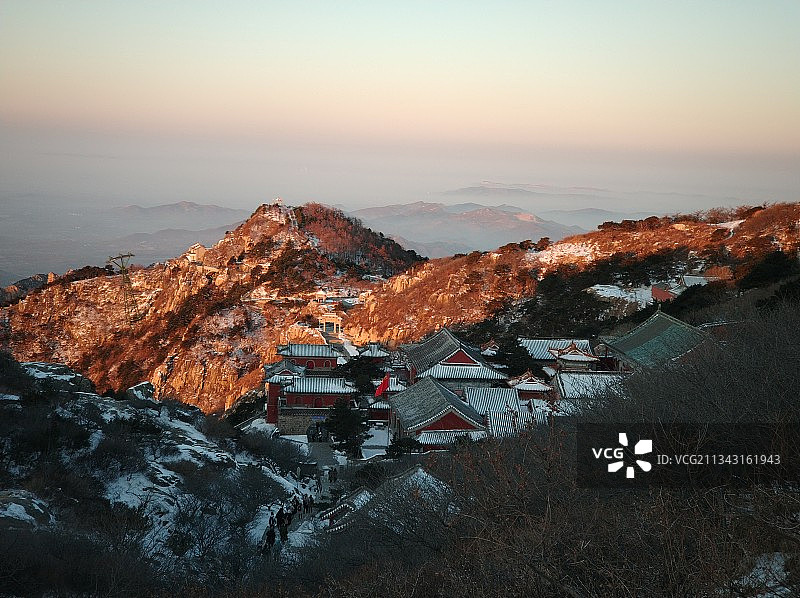 日出时泰山上的碧霞祠图片素材