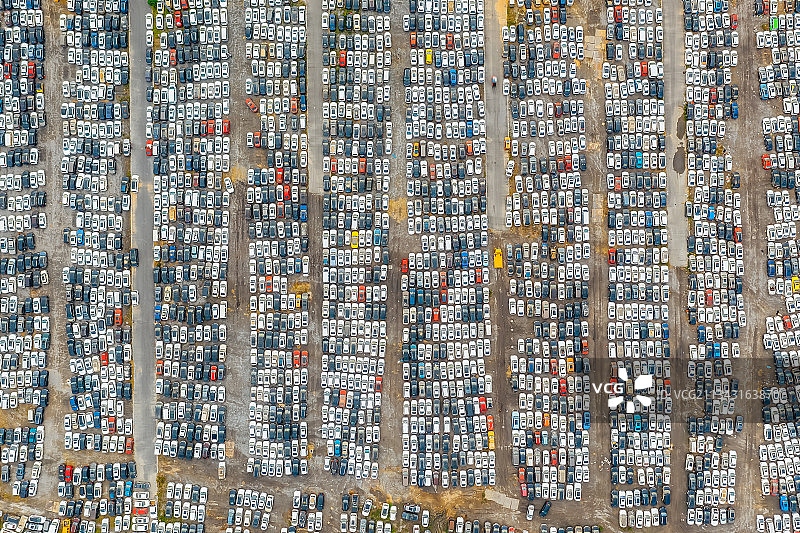 河南郑州汽车坟场户外航拍正上方视角图片素材