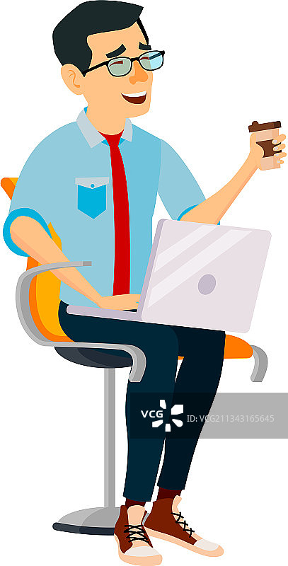 使用笔记本电脑喝咖啡的欢笑男人图片素材