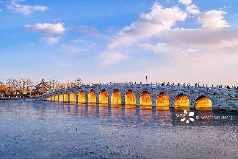 颐和园十七孔桥金光穿孔图片素材