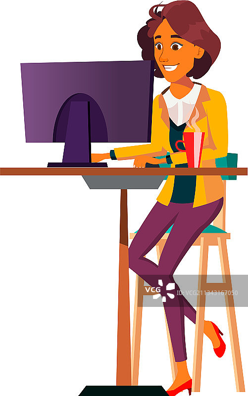 微笑的女人在网吧使用电脑图片素材