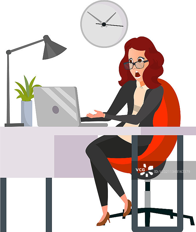 办公室里因电脑损坏而震惊的女人图片素材