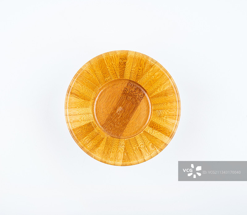 白背景上一只空竹碗图片素材