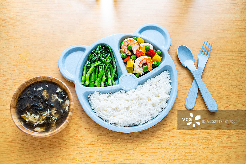 桌面上一盘营养儿童餐图片素材