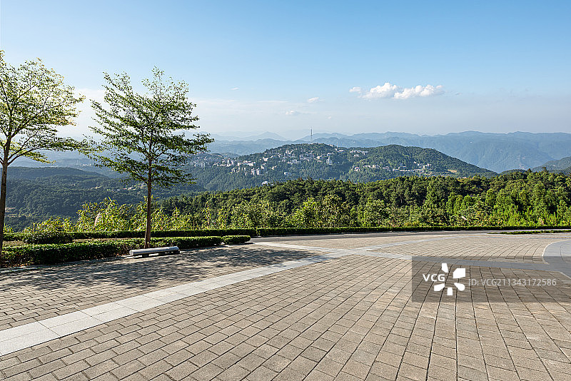 山顶上空旷的广场图片素材