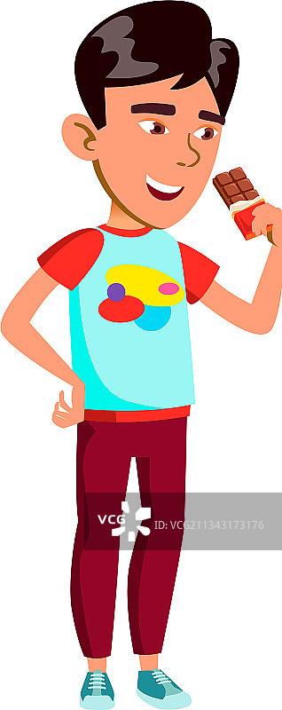 亚裔少年在公园吃巧克力图片素材