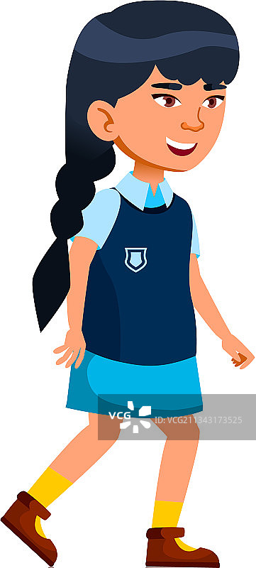 穿着校服在后院行走的可爱日本女孩图片素材