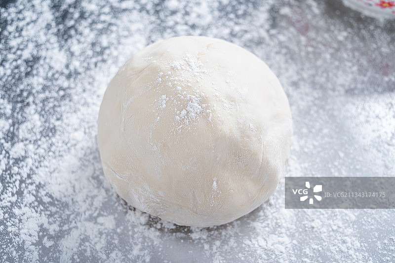不锈钢案板上一坨揉好的面团图片素材