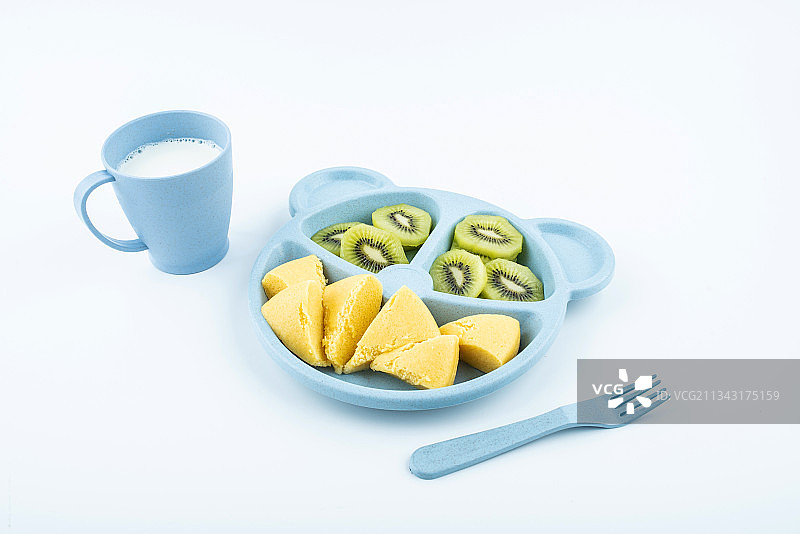 宝宝营养餐小米糕和奇异果图片素材