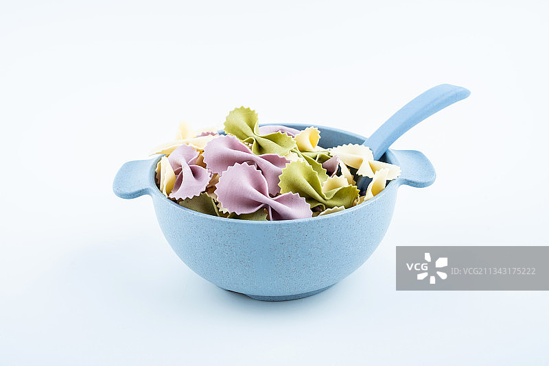 白背景上一碗婴儿辅食蝴蝶面图片素材