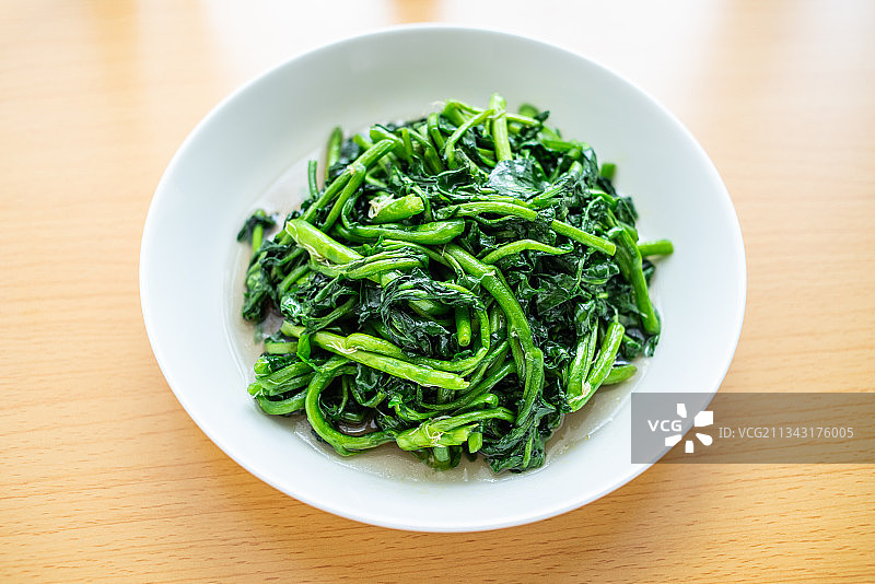 木桌面上一碟西洋菜图片素材