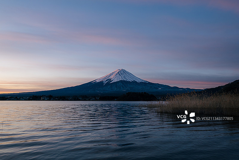 河口湖上的富士山图片素材