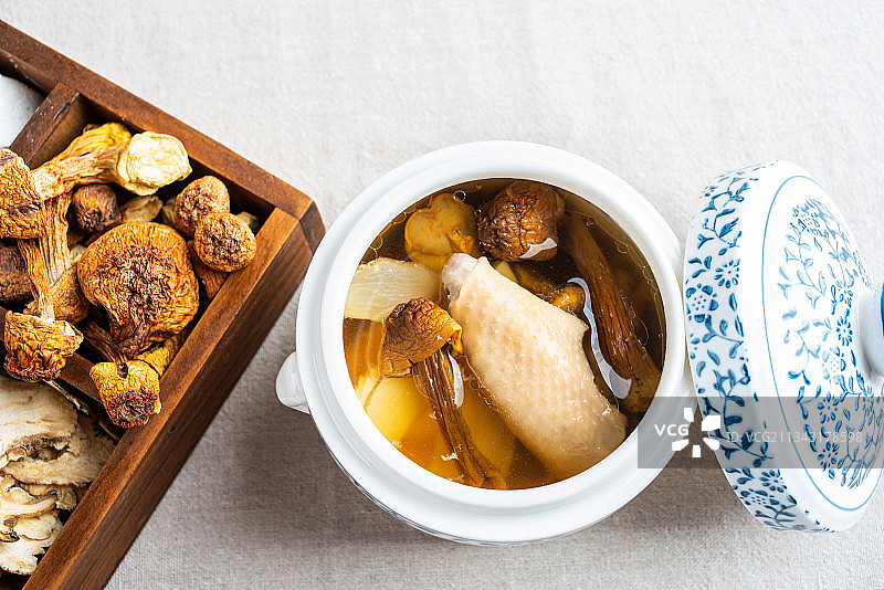 传统滋补汤松茸炖鸡汤图片素材