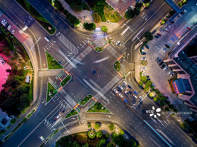 俯视夜色十字路口图片素材
