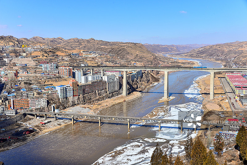 HXD11牵引货物列车通过太中银铁路吴堡黄河大桥图片素材