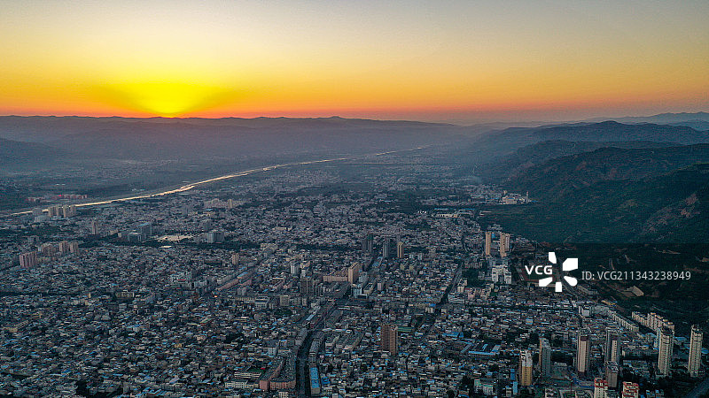 华夏第一县日出·摄于甘肃甘谷县图片素材