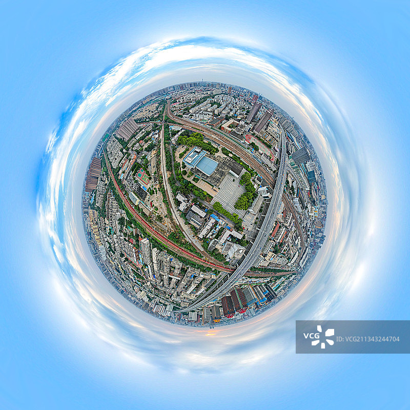 河南省郑州市火车站地区星球图及纵横交织的京广铁路和陇海铁路图片素材