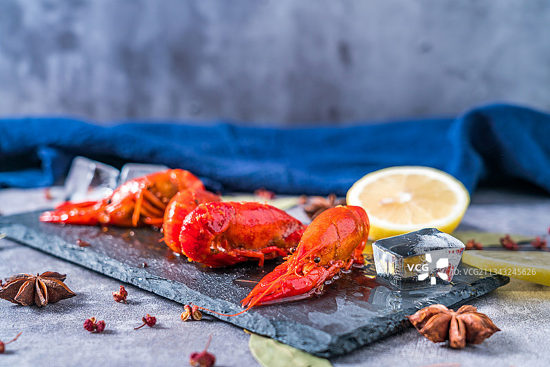 水泥桌面上的几只小龙虾图片素材