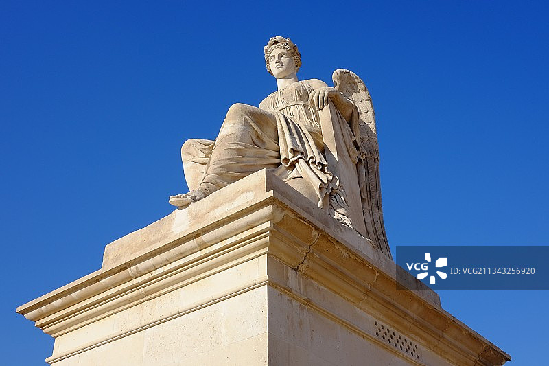 法国巴黎卢浮宫前的凯旋门和雕塑图片素材