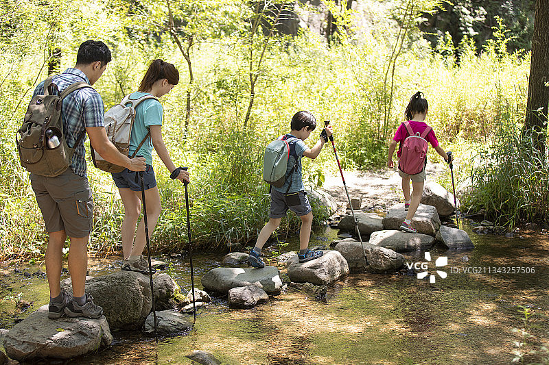 快乐的年轻家庭户外徒步旅行图片素材