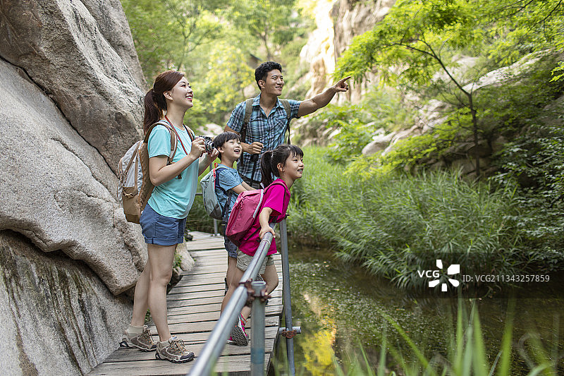 快乐的年轻家庭户外徒步旅行图片素材
