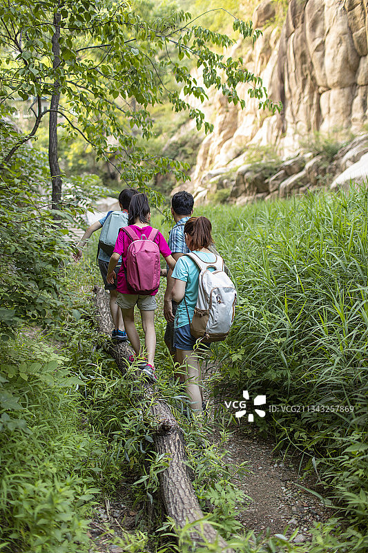 快乐的年轻家庭户外徒步旅行图片素材