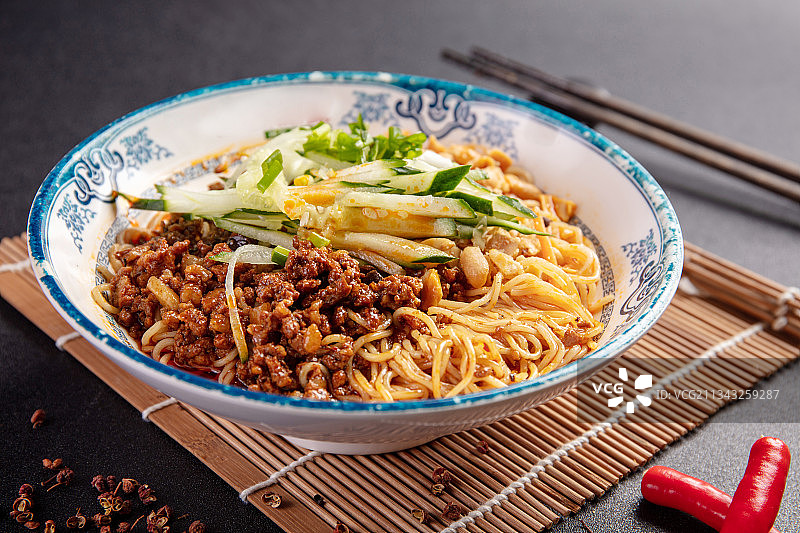 猪肉臊子干拌面图片素材