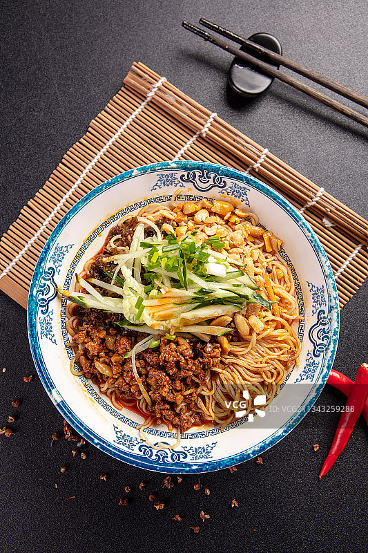 猪肉臊子干拌面图片素材