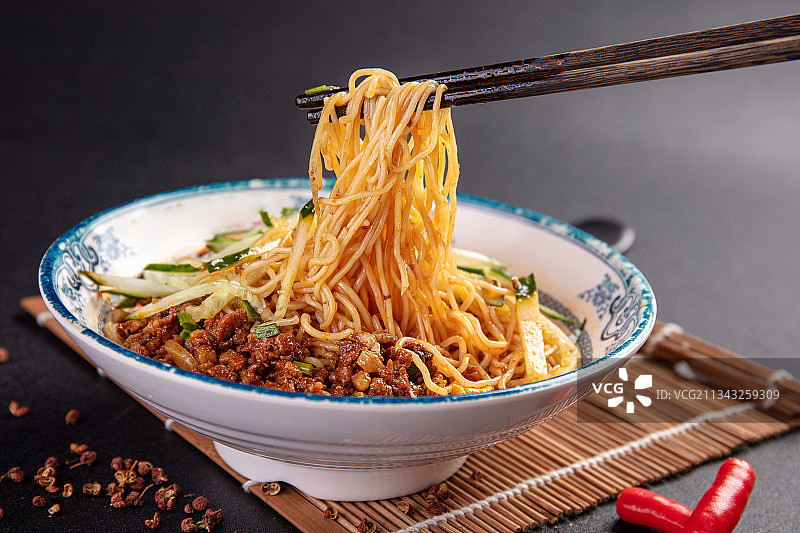 猪肉臊子干拌面图片素材