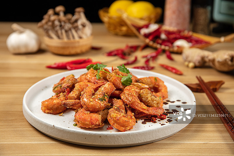 厨师制作椒盐大虾图片素材