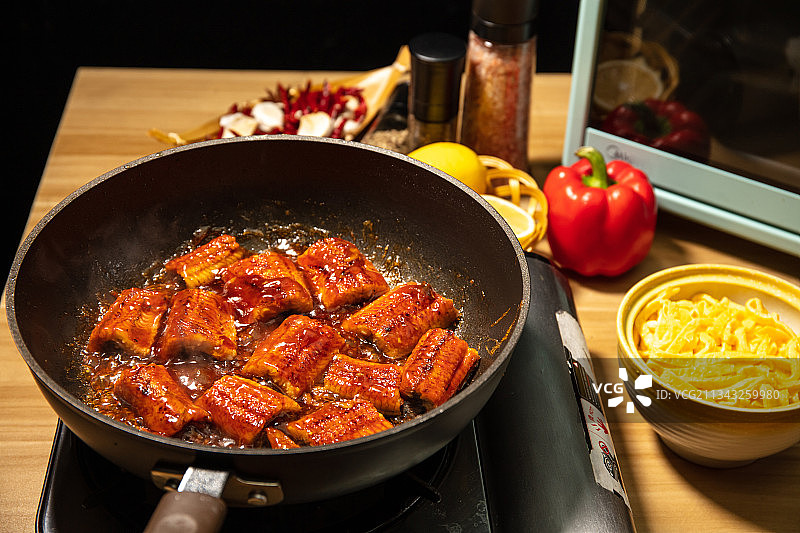 卡式炉煎锅红烧鳗鱼图片素材